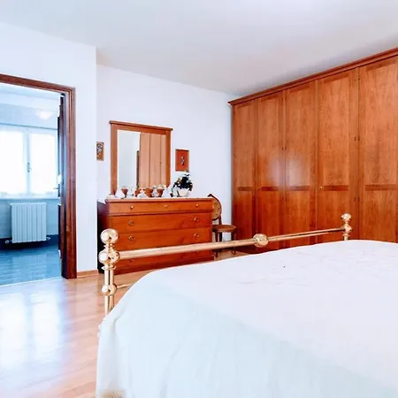 Vallocchia - Sleeps 18. Exclusive Pool/grounds. Spoleto 10 Mins. Rome 1 Hr Villa *