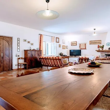Vallocchia - Sleeps 18. Exclusive Pool/grounds. Spoleto 10 Mins. Rome 1 Hr