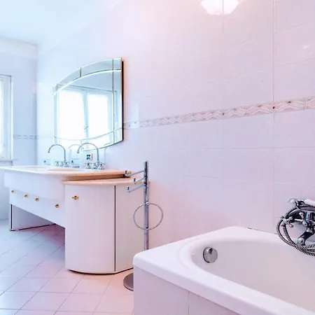 Villa Vallocchia - Sleeps 18. Exclusive Pool/grounds. Spoleto 10 Mins. Rome 1 Hr Borgiano (Perugia)