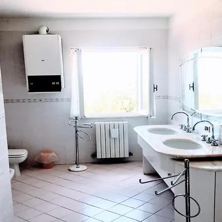 Vallocchia - Sleeps 18. Exclusive Pool/grounds. Spoleto 10 Mins. Rome 1 Hr